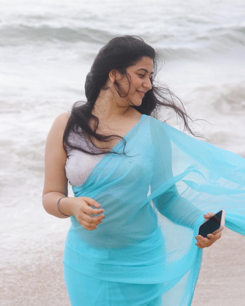 actress-sudha-hot-vibe-on-beach